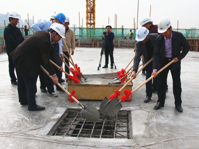 2各公司代表将最后一铲混凝土浇筑。。。。。王莹摄。。。。。.jpg