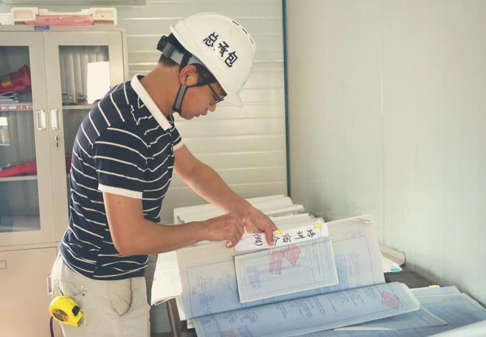 卷尺不离身，，，，能下工地，，，，也能仔细的整理好每一份资料。。。谢微旋 摄.jpg