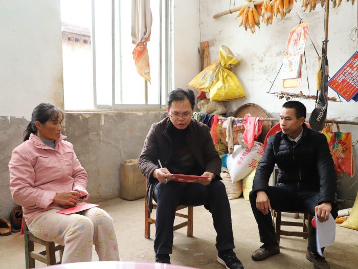 陈祖训与王才料的恋人举行攀谈，，，，，，并增补完善帮扶手册。。.jpg