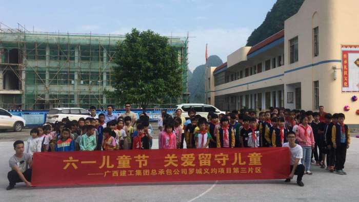 3与八联小学的学生们合影留念。。。。马国敏 摄700.png