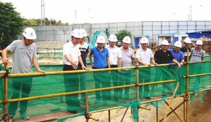 2.1陈祖训深入施工现场举行检查指导。。谢微旋 摄700.JPG
