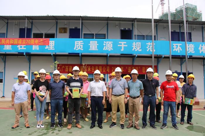 1送清凉活动现场。。。农茜茜 摄700.JPG