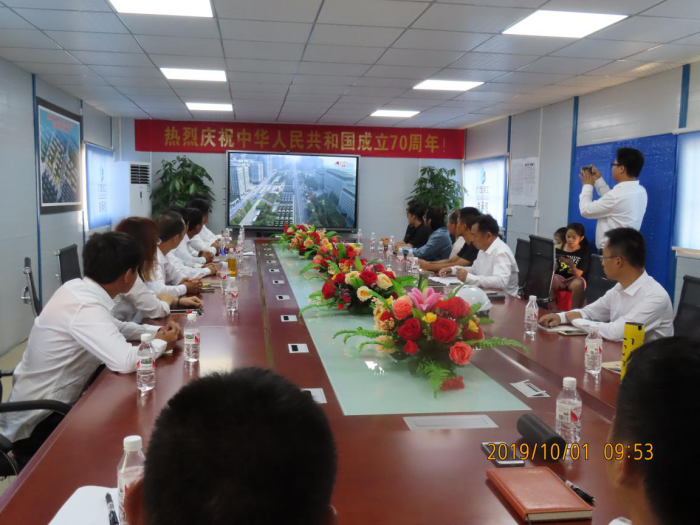 4.1项目部组织寓目阅兵大典。。。；；；；；撇仕 摄700.png