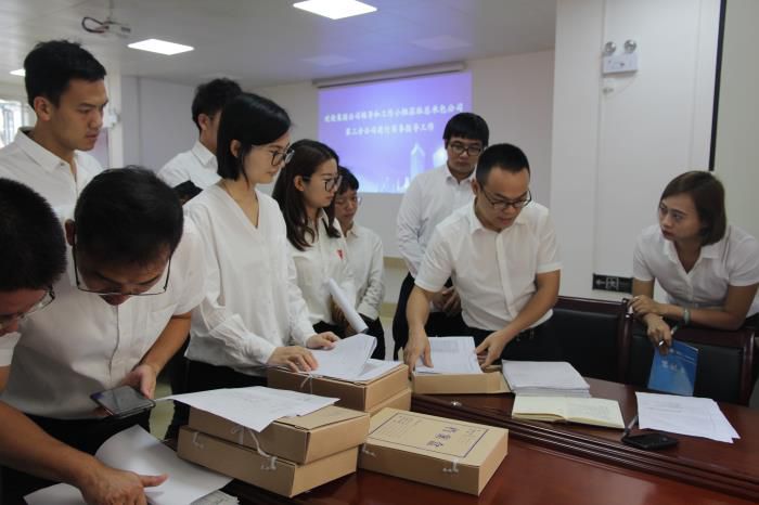 8.1检查相关资料。。邓灿滨 摄700.JPG