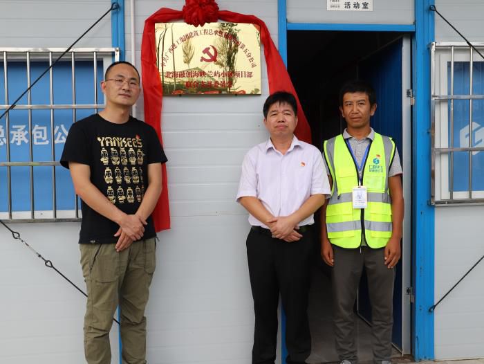 7.1揭牌现场。。。。杨钰 摄700.JPG