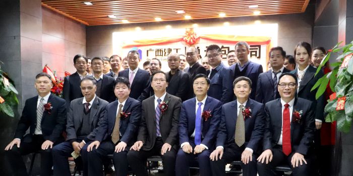 公司在家向导与各单位代表合影留念。。。。。王威海 摄.jpg