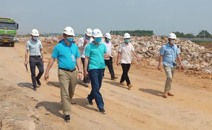 7.1检查现场。。。。。。陈其毅 摄700.jpg