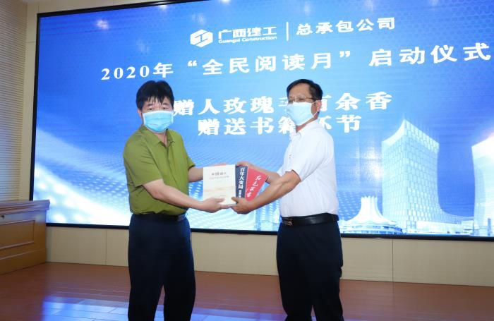 9.2赠书仪式。。。。邓灿滨 摄700.JPG