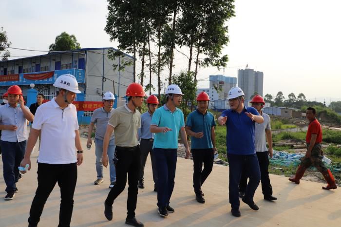 21.1陈祖训到贺州棚改项目调研。。。。。侯健杰 摄700.JPG