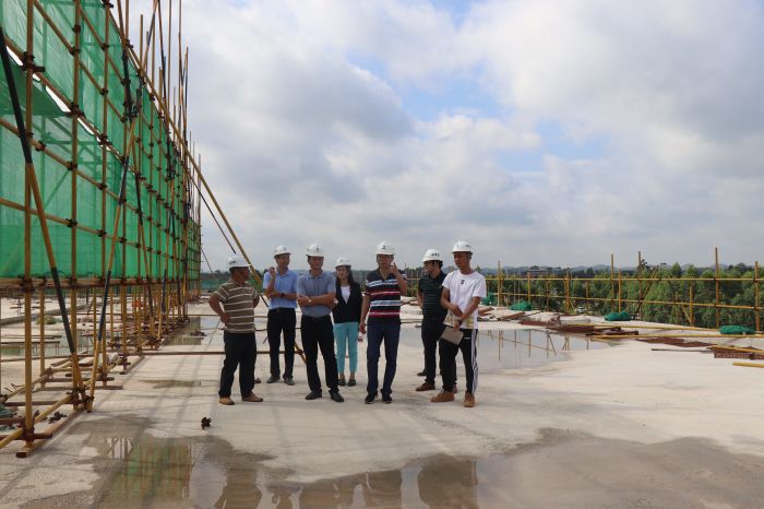 检查现场。。。。 杨俊峰 摄.jpg