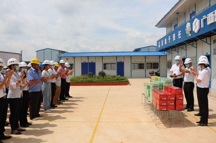 2送清凉现场。。 黄璐璐 摄.jpg