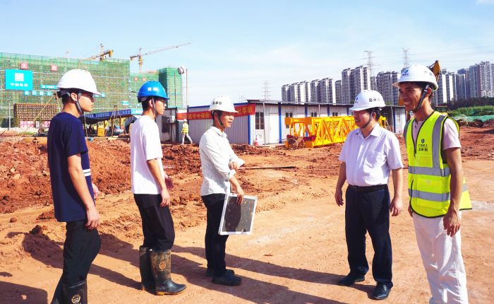 （备选！！！。。┽⒁迳钊胂殖∩蟛椋，，并与青年治理员亲热攀谈。。。。。。谢微旋 摄.jpg