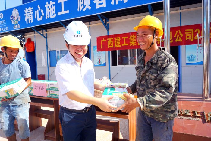 岑廷义为工人发放清凉慰问品。。。。。。谢微旋 摄.jpg