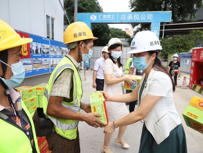 发放清凉饮品。。李立云 摄.jpg