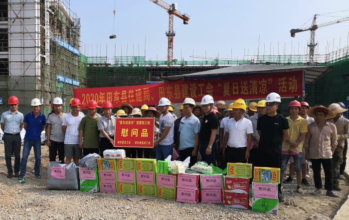 “送清凉”活动现场。。。。 梁武益 摄.jpg