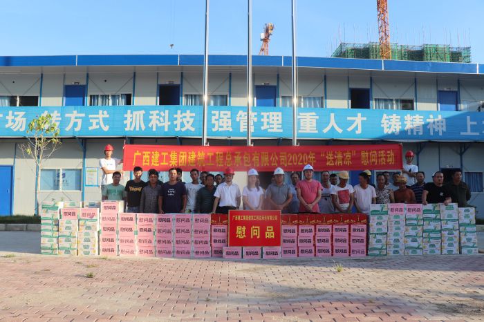 慰问现场。。 杨俊峰 摄.jpg