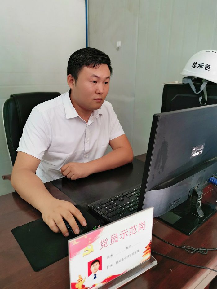 鲁立在办公室。。。冯翔  摄.jpg