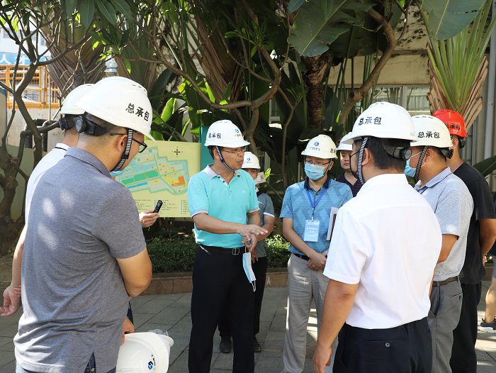 陈祖训询问项目进度。。。。。。 李立云 摄.JPG