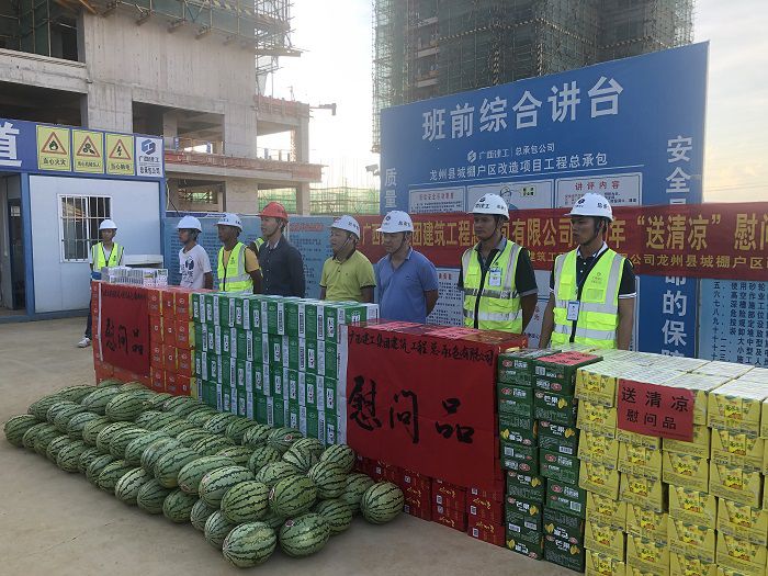 送清凉现场。。。。。卢瑞阳 摄.JPG