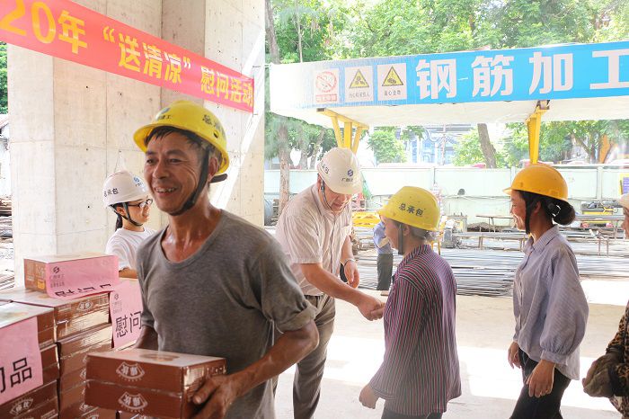 区工业设计院住宅项目送清凉。。。。。。张钊林 摄.JPG