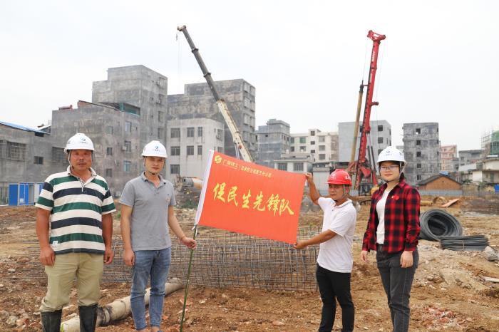 5.1授旗现场。。。。侯健杰 摄 (2)700.JPG