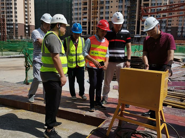 检查楼层活动箱暂时用电。。。 熊明未 摄.jpg