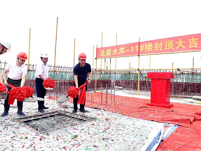 浇筑最后一方混土壤。。。。。。周林哲 摄.jpg