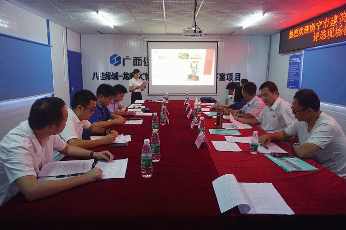 检查组听取事情汇报。。。。。。谢微旋 摄.JPG