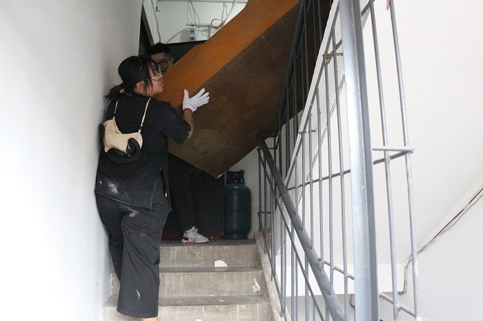 搬运杂物。。。。。刘萌萌 摄.JPG