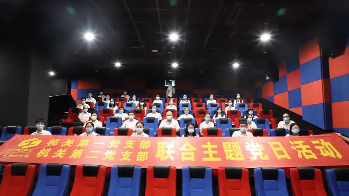 6号厅观影职员合影。。。。。。李立云 摄.JPG