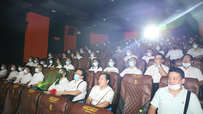 5号厅观影职员合影。。。。。。邓灿滨 摄.JPG