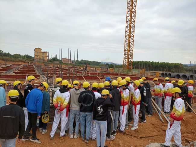 学生观摩学习现场。。。。龙兆开 摄.jpg