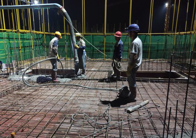 2浇筑混凝土现。。。。。。ㄐ尥迹.jpg