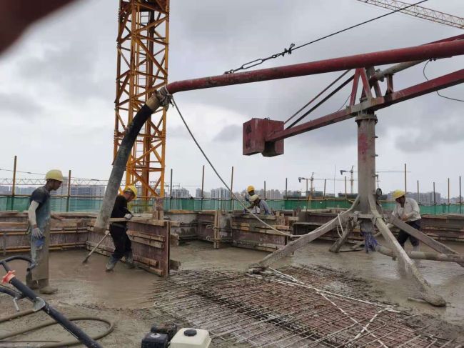 5 8#楼封顶施工现场。。刘世威 摄.jpg