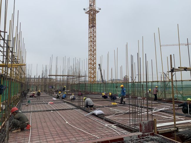 基础教学楼B区三层梁板钢筋施工现场！。。ㄐ尥迹.jpg