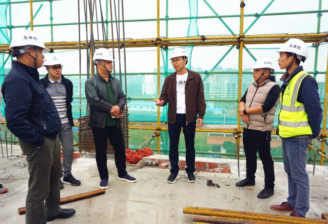 公司董事长、党委书记陈祖训深入现场调研指导。；；瓶『 摄.jpg