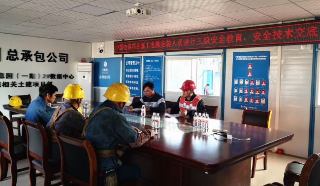 严酷做好清静教育和手艺交底事情。。林子薇 摄.jpg