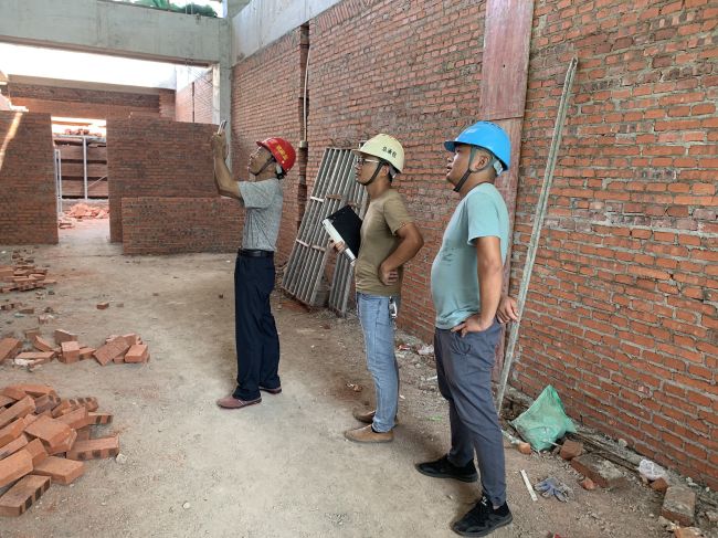 陆松威正在检查现场。。。。。ㄖ校.jpg