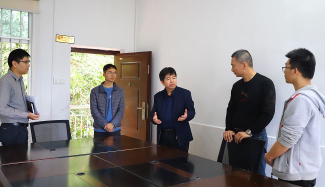 岑廷义与选派职员交流 (2).jpg