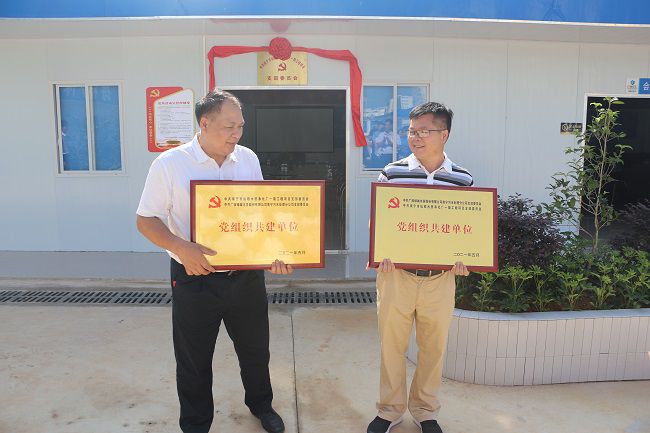 互赠牌匾。。。。张钊林 摄（修图）.jpg