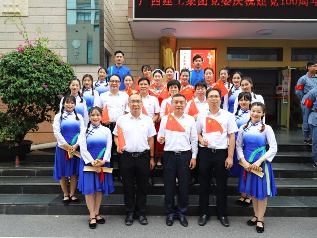 向导与演职职员合影。。。李立云 摄.jpg