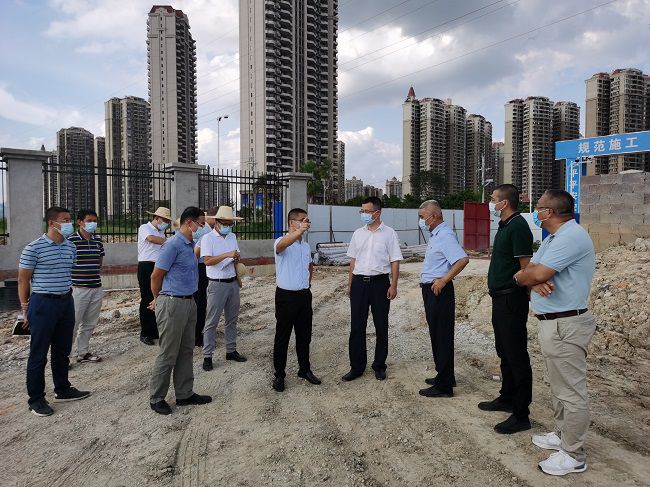 高鑫（右四）在项目现场。。。。。翁职信 摄（修图）.jpg