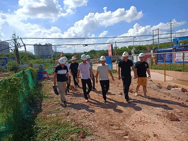 现场视察。。。。。。梁海燕（摄）修图.jpg