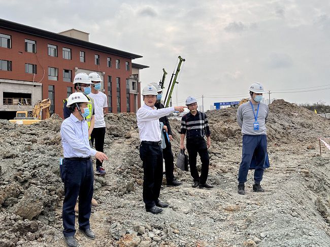 施工现场。。卢丽君 摄（原图）0.jpg