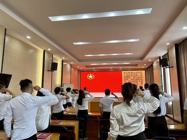 重温入团誓词。。。。；；；；；畦磋 摄（修图）.jpg