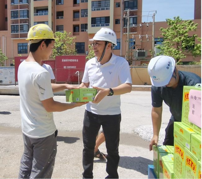 发放慰问品。。。潘文君 摄（修图）.jpg