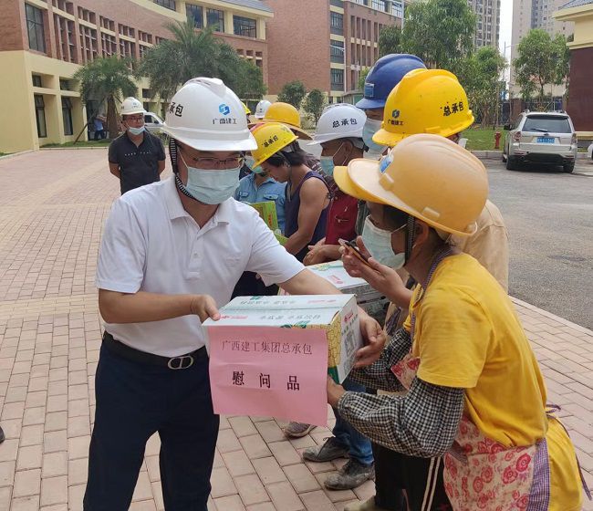 发放慰问品 。。。。。彭永彬 摄（修图）.jpg