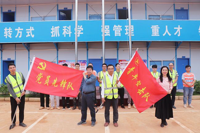 岑廷义和张力为党支部授旗。。。。。周煜川 摄（修图）.jpg