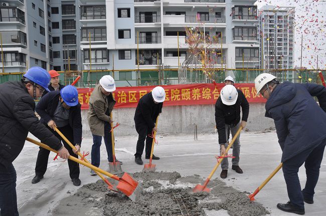 黎平山（右二）与现场嘉宾配合浇筑混凝土。。王瑾贞 摄（修图）.jpg
