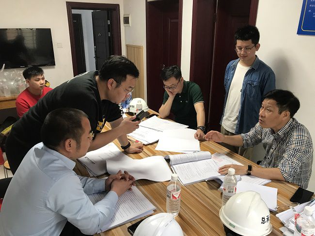 钻研解决现场问题。。韦吉亮 摄（修图）.jpg